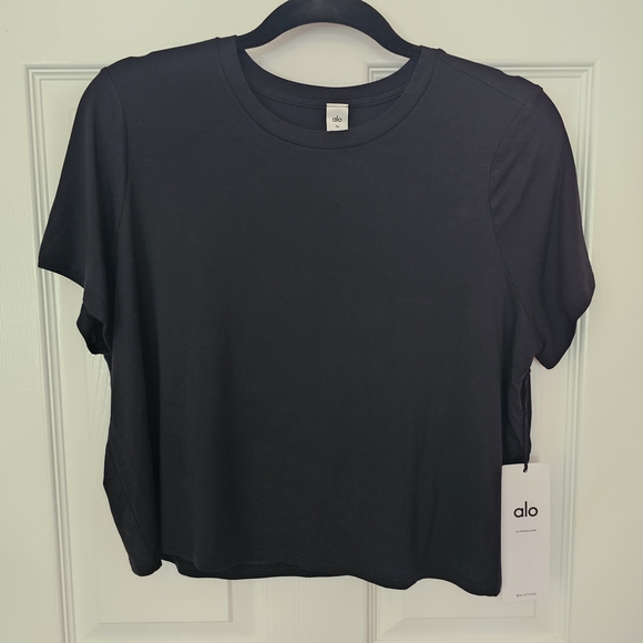 NWT ALO Yoga Cropped All Day Shirt - Size MED - Picture 1 of 6